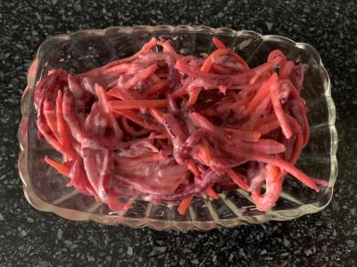 Salotos su burokėliais, korėjietiška morkų salotomis, svogūnais ir graikišku jogurtu pagrindine nuotrauka