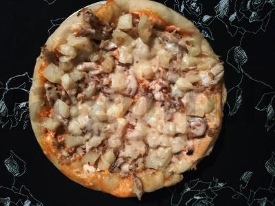 Pica su vištiena ir ananasais lėtoje viryklėje pagrindine nuotrauka