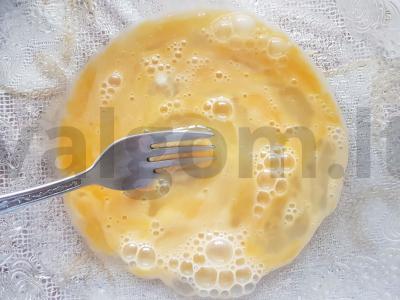 Kiaušinių ritinys su kukurūzais, sūriu ir midijomis Žingsnis 1