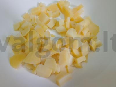 Bulvių salotas su marinuotais pievagrybiais ir vynuogių aliejumi Žingsnis 1