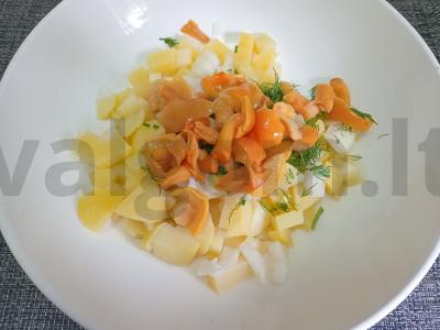 Bulvių salotas su marinuotais pievagrybiais ir vynuogių aliejumi Žingsnis 4