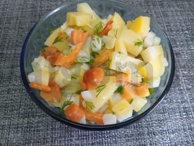 Bulvių salotas su marinuotais pievagrybiais ir vynuogių aliejumi pagrindine nuotrauka