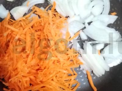 Vištienos kepenėlės su daržovėmis Žingsnis 3