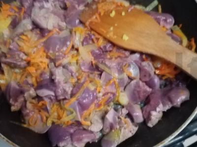 Vištienos kepenėlės su daržovėmis Žingsnis 5