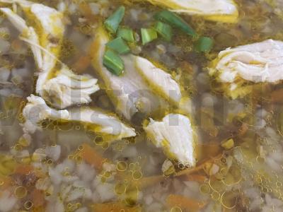 Vištienos sriuba su grikių kruopomis vaikams pagrindine nuotrauka