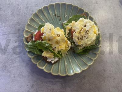 Skrebučiai su špinatais, varškės sūriu ir kiaušinių maišiniu Žingsnis 6