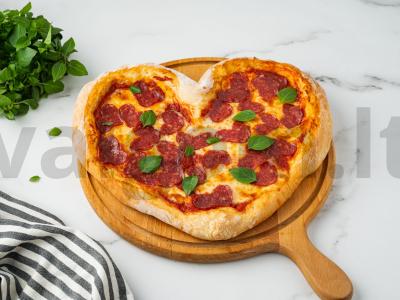 Pica „Širdis“ su saliami ir mocarela pagrindine nuotrauka