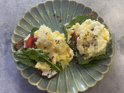 Skrebučiai su špinatais, varškės sūriu ir kiaušinių maišiniu pagrindine nuotrauka