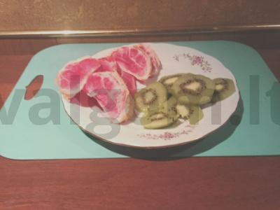 Vaisių salotas su kiviais Žingsnis 1