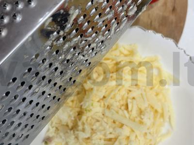 Karšti sumuštiniai su tilziter sūriu ir grietine iš išlydytų grietinėlės Žingsnis 1