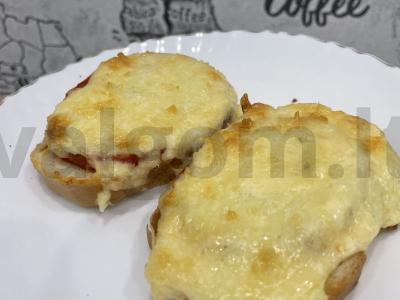 Karšti sumuštiniai su tilziter sūriu ir grietine iš išlydytų grietinėlės pagrindine nuotrauka