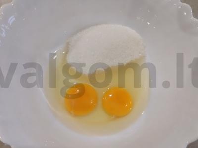 Skaniausias pyragas su braškių uogiene ant augalinio aliejaus Žingsnis 1