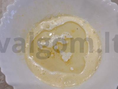 Skaniausias pyragas su braškių uogiene ant augalinio aliejaus Žingsnis 2