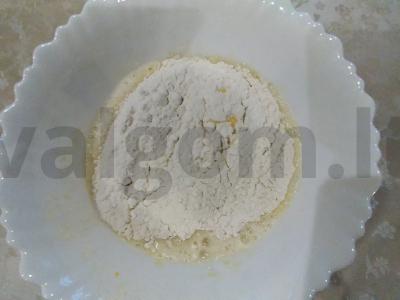 Skaniausias pyragas su braškių uogiene ant augalinio aliejaus Žingsnis 3