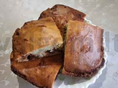 Skaniausias pyragas su braškių uogiene ant augalinio aliejaus pagrindine nuotrauka