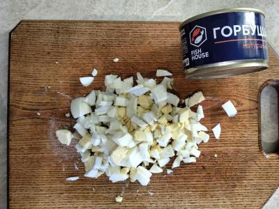 Švelnus salotas su lašiša, žaliu svogūnu ir ryžiais Žingsnis 1