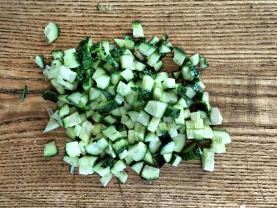 Švelnus salotas su lašiša, žaliu svogūnu ir ryžiais Žingsnis 2