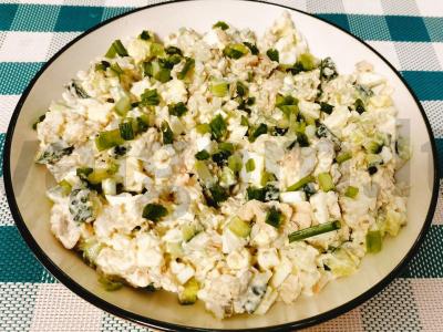 Švelnus salotas su lašiša, žaliu svogūnu ir ryžiais pagrindine nuotrauka