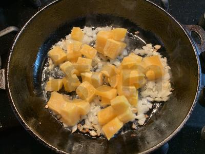 Moliūgas pomidorų padaže keptuvėje Žingsnis 2