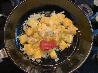 Moliūgas pomidorų padaže keptuvėje Žingsnis 3