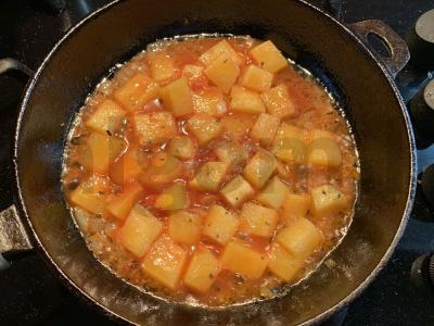 Moliūgas pomidorų padaže keptuvėje Žingsnis 4