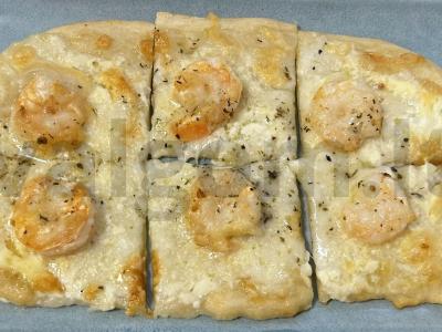 Pizzetta su krevetėmis ir mocarela pagrindine nuotrauka