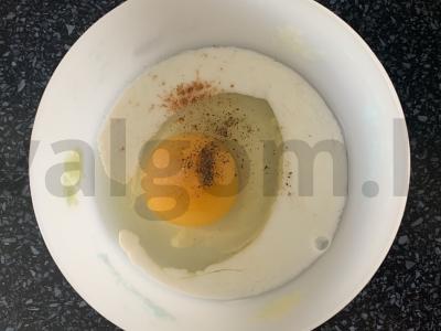 Kiaušinienė-ritinys su lydytu sūriu, svogūnais, špinatais, muskato riešutu Žingsnis 1