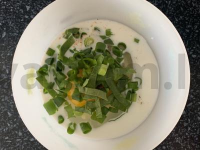 Kiaušinienė-ritinys su lydytu sūriu, svogūnais, špinatais, muskato riešutu Žingsnis 3