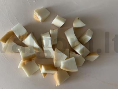 Kiaušinienė-ritinys su lydytu sūriu, svogūnais, špinatais, muskato riešutu Žingsnis 4