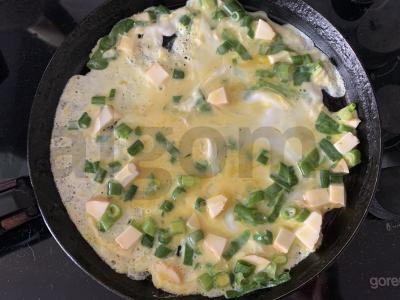 Kiaušinienė-ritinys su lydytu sūriu, svogūnais, špinatais, muskato riešutu Žingsnis 6