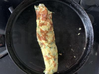 Kiaušinienė-ritinys su lydytu sūriu, svogūnais, špinatais, muskato riešutu Žingsnis 7