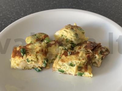 Kiaušinienė-ritinys su lydytu sūriu, svogūnais, špinatais, muskato riešutu Žingsnis 8