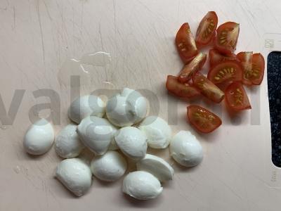 Špinatų salotos su vyšniniais pomidorais ir mocarela Žingsnis 1