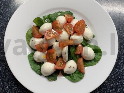 Špinatų salotos su vyšniniais pomidorais ir mocarela pagrindine nuotrauka
