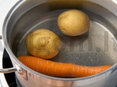 Salotas „Starorusų“ su raugintomis kopūstais Žingsnis 1