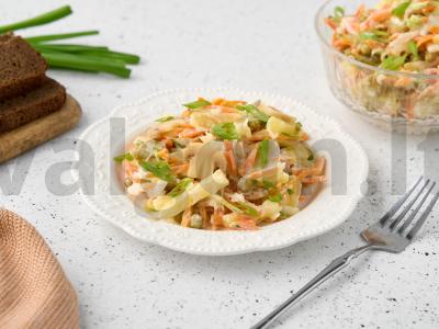 Salotas „Starorusų“ su raugintomis kopūstais pagrindine nuotrauka