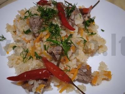 Plovas su jautiena ir čili pipirais pagrindine nuotrauka