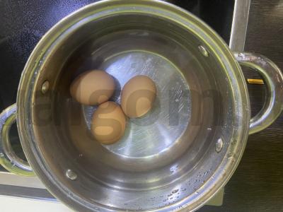 Salotas su rūkytomis vištienos krūtinėlėmis, žaliąja pupelių ir kukurūzais Žingsnis 1