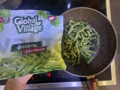 Salotas su rūkytomis vištienos krūtinėlėmis, žaliąja pupelių ir kukurūzais Žingsnis 2