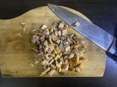 Salotas su rūkytomis vištienos krūtinėlėmis, žaliąja pupelių ir kukurūzais Žingsnis 3