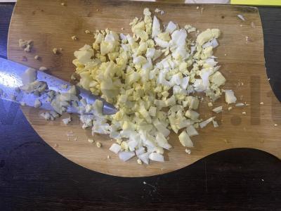 Salotas su rūkytomis vištienos krūtinėlėmis, žaliąja pupelių ir kukurūzais Žingsnis 4