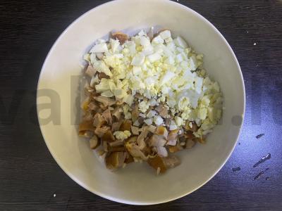 Salotas su rūkytomis vištienos krūtinėlėmis, žaliąja pupelių ir kukurūzais Žingsnis 5