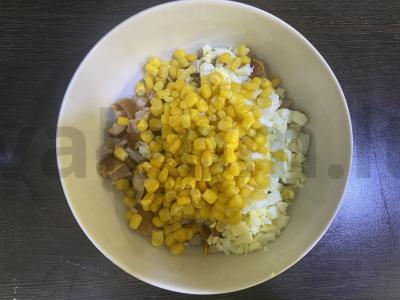 Salotas su rūkytomis vištienos krūtinėlėmis, žaliąja pupelių ir kukurūzais Žingsnis 6