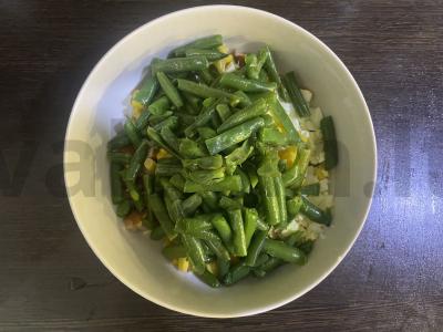 Salotas su rūkytomis vištienos krūtinėlėmis, žaliąja pupelių ir kukurūzais Žingsnis 7