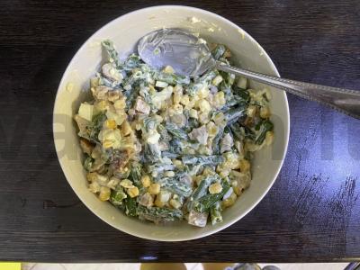 Salotas su rūkytomis vištienos krūtinėlėmis, žaliąja pupelių ir kukurūzais Žingsnis 9