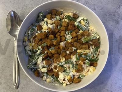 Salotas su rūkytomis vištienos krūtinėlėmis, žaliąja pupelių ir kukurūzais pagrindine nuotrauka