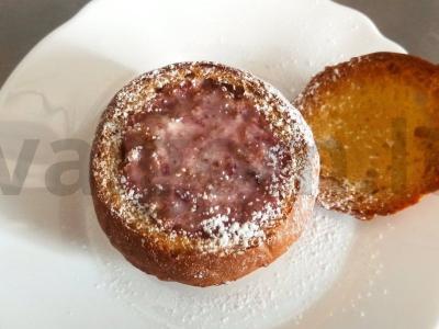 Aviečių desertas su muesli kvietinėje bandelėje pagrindine nuotrauka