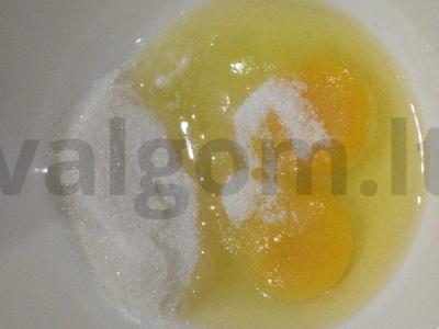 Švelnūs keksiukai su razinomis ant sviesto Žingsnis 1