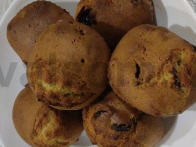 Švelnūs keksiukai su razinomis ant sviesto pagrindine nuotrauka