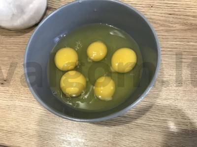 Omletas iš vištienos kiaušinių su žolelėmis ir čederio sūriu Žingsnis 1